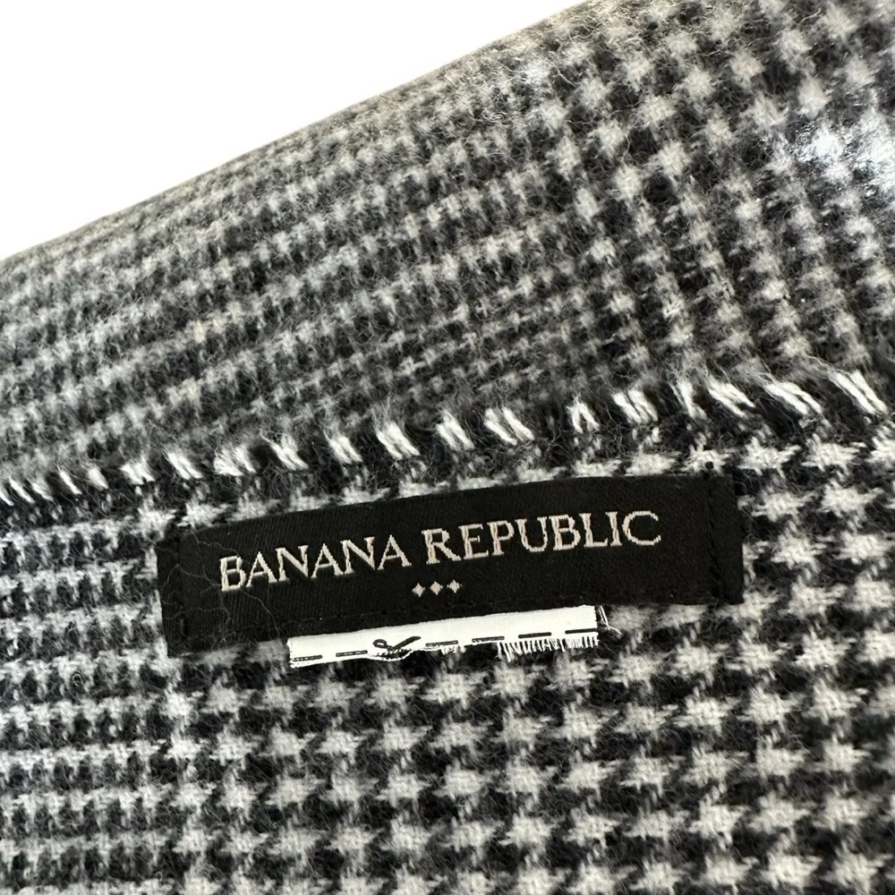 Banana Republic stylish checkered